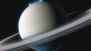 Las lunas de Saturno intercambian “disparos” con hielo de colores