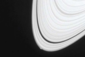Cassini capta momento en que Saturno crea una nueva Luna