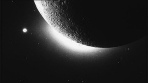 Descubren Nube de Polvo Orbitando la Luna