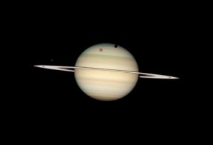 El Hubble capta juntas a las cuatro lunas de Saturno