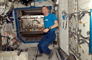 Astronautas instalan tanque refrigerante en Estación Espacial Internacional